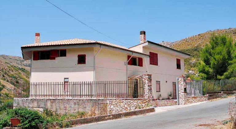 Holiday apartment with garden, patio & barbeque in Monreale