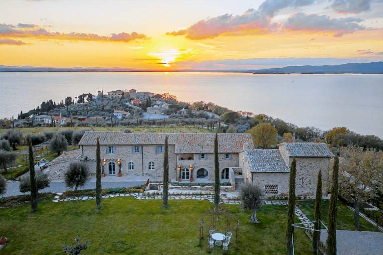Fully equipped villa with patio, private pool & barbeque | Lake view | Pet-friendly in Magione