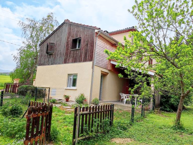 Gite with terrace, barbeque & garden | Pet-friendly in Foix