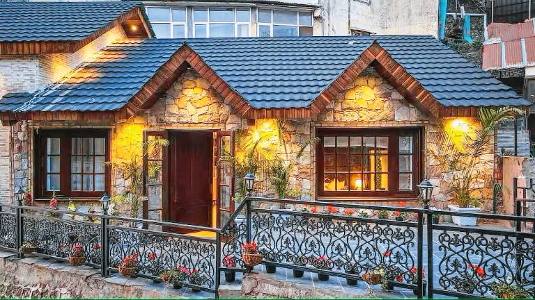 Vacation home with yard & barbeque in Mussoorie