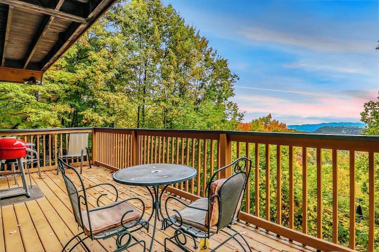 Smoky Mountain Bliss: Pet Friendly, Free Attraction Tickets, Hot Tub, Pool Access & Mountain Views — photo 3