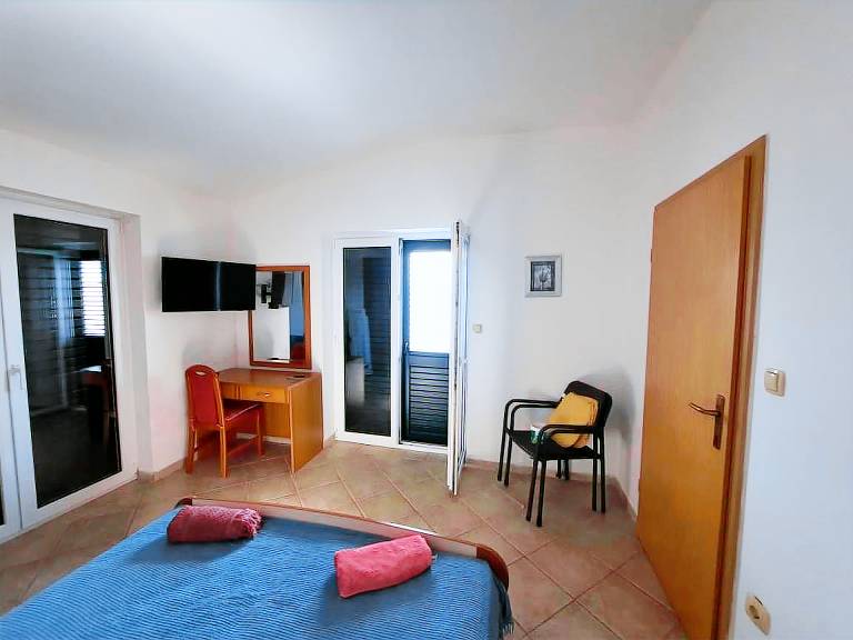 Holiday apartment with patio & barbecue — photo 5