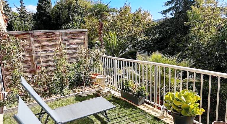 Holiday apartment with patio & yard | Close to Sainte Jeanne d'Arc Church — photo 4