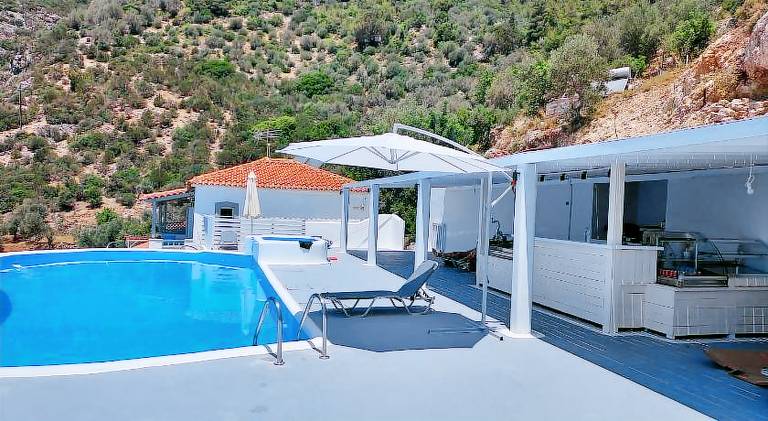 Rental apartment with patio, grill & yard — photo 3