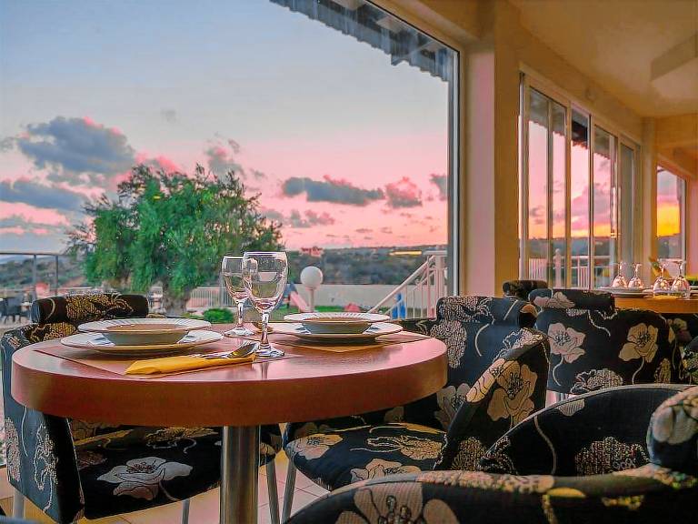 Serviced apartment with terrace, pool & garden — photo 3