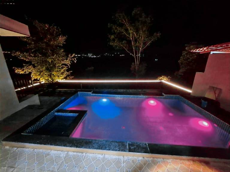 Villa with pool, yard & BBQ | Pets allowed in Jaoli