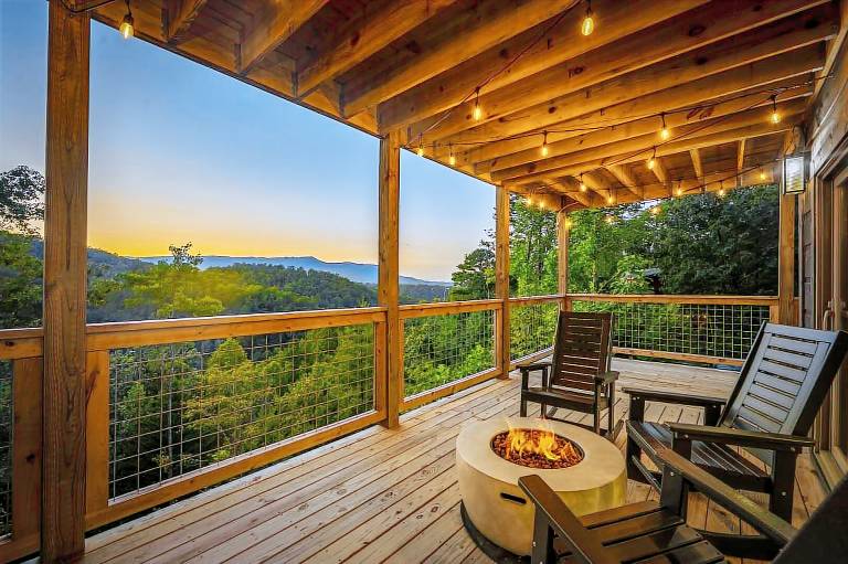 Cascades Escape – Luxury Cabin with Mountain Views, Game Room & Hot Tub — photo 3
