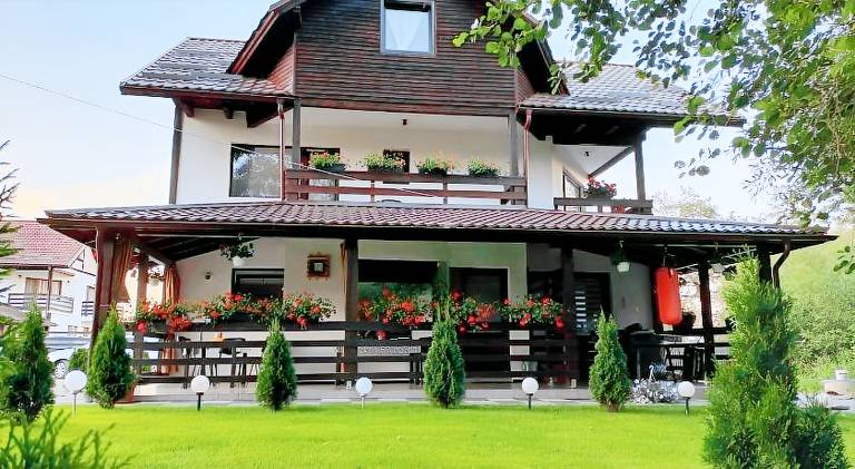Vacation home with garden, BBQ & patio — photo 2