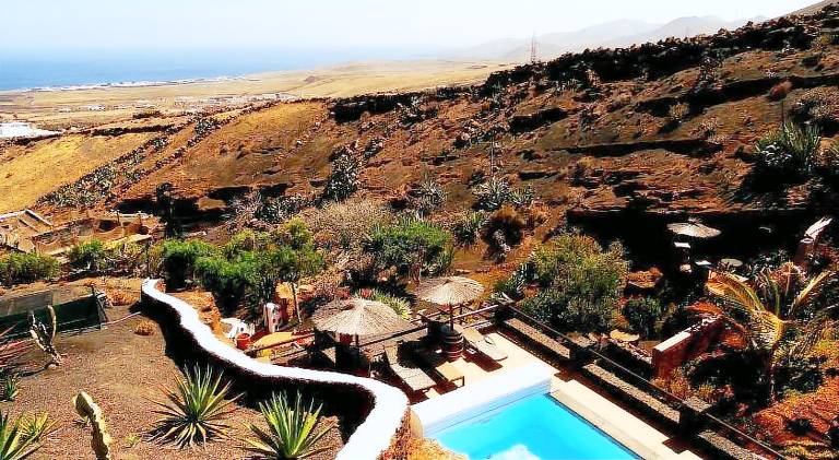 Vacation home with pool — photo 2