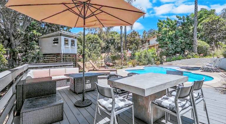 House with pool — photo 5