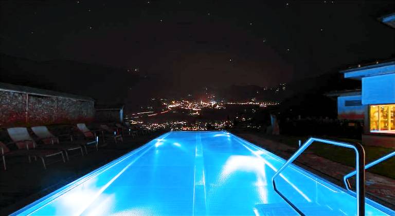 Chalet with pool & hot tub — photo 5