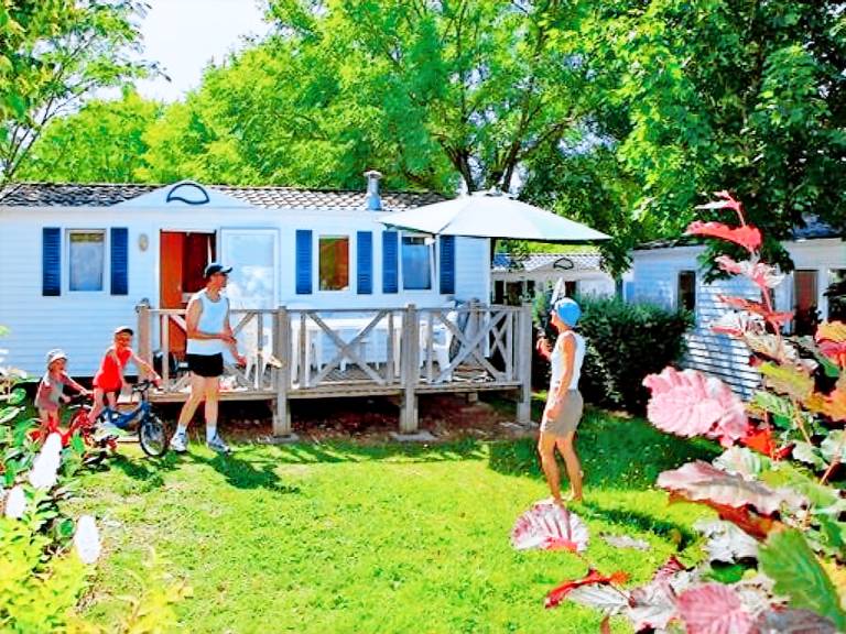 Mobile home with heated pool & terrace — photo 4