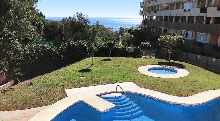 Apartment with pool, terrace & yard | Pets are welcome in Mijas