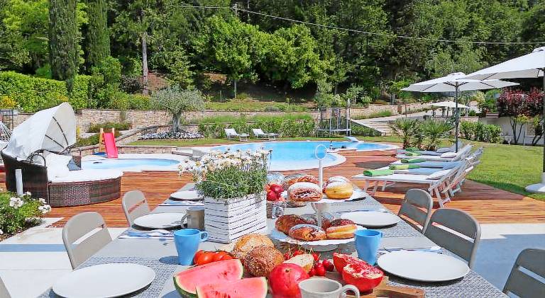 Villa Luna Stunning Modern Villa Shared Infinity Pool, Big garden, Fantastic lake view, AC, — photo 3