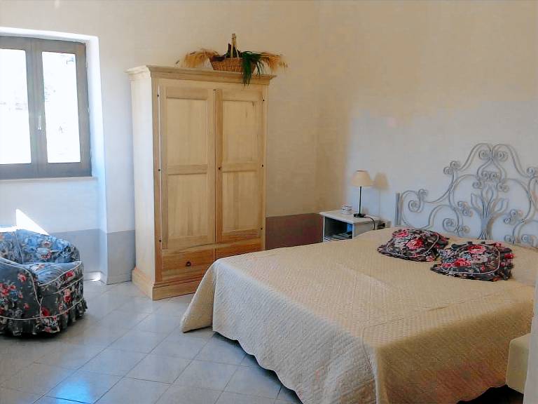 Family-oriented ample rental apartment with BBQ, terrace & yard | Garden view | Dogs allowed — photo 3