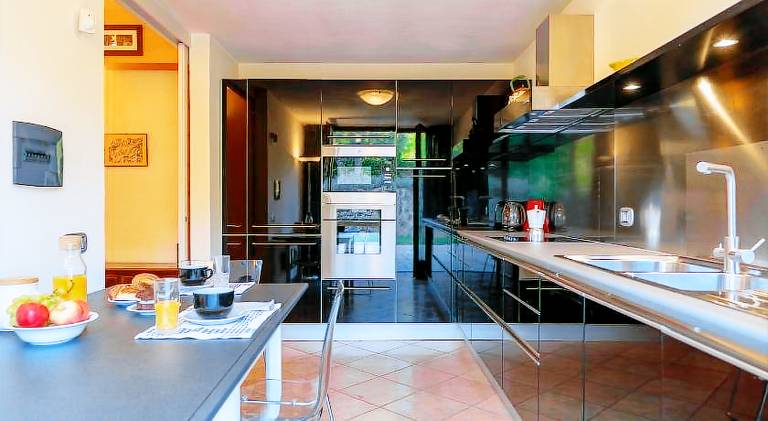 Apartment with pool — photo 2