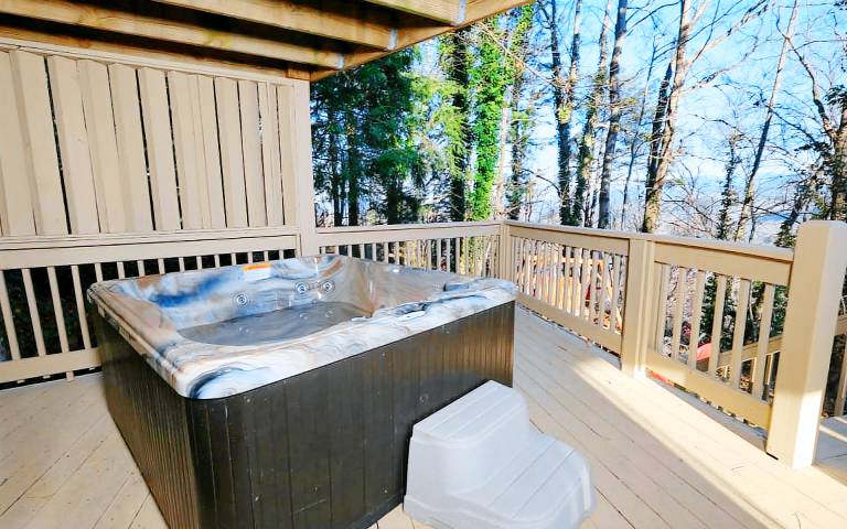 Cabin with pool, barbecue & hot tub | Mountain view in Gatlinburg, TN