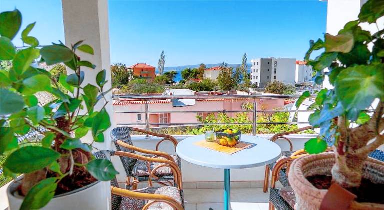 Holiday apartment with yard — photo 4