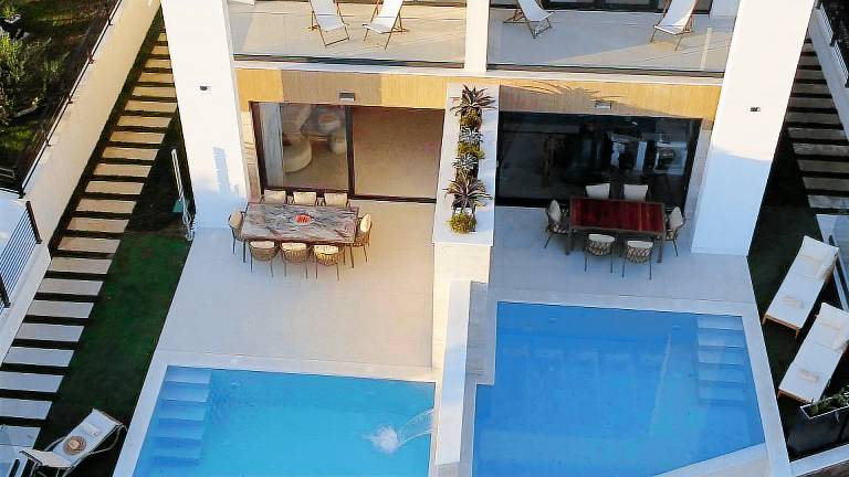 Villa with barbeque, garden & pool — photo 3