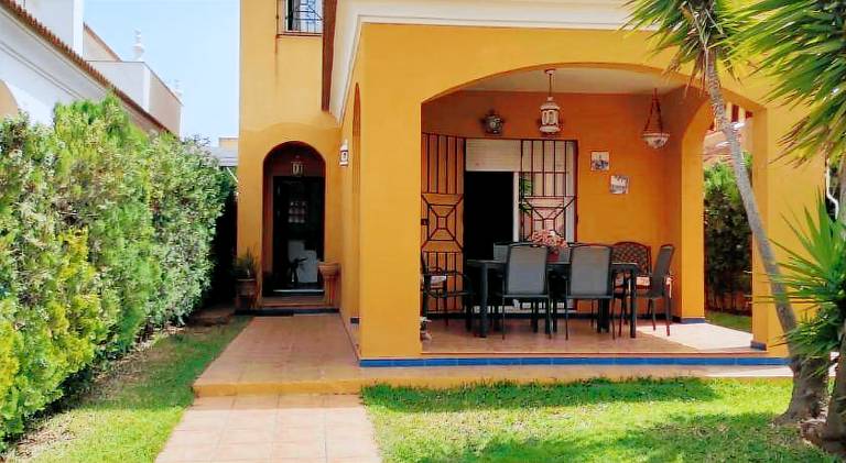 Vacation home with pool | Close to the beach | Pet-friendly in Almonte