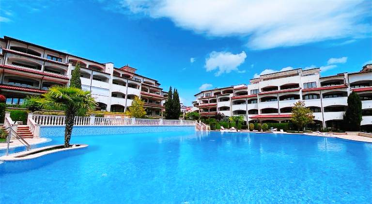 Apartment with yard, pool & hot tub in Sveti Vlas