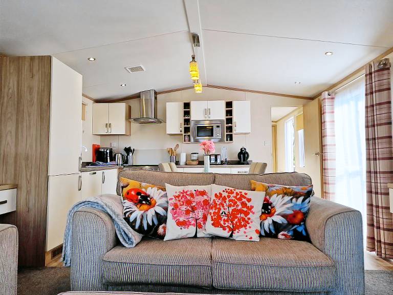 Family-friendly charming cottage with yard & pool | Pets are welcome — photo 5