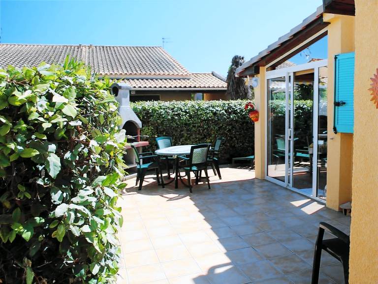 Vacation home with BBQ, pool & terrace — photo 3