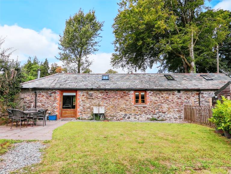 Cottage with yard — photo 2