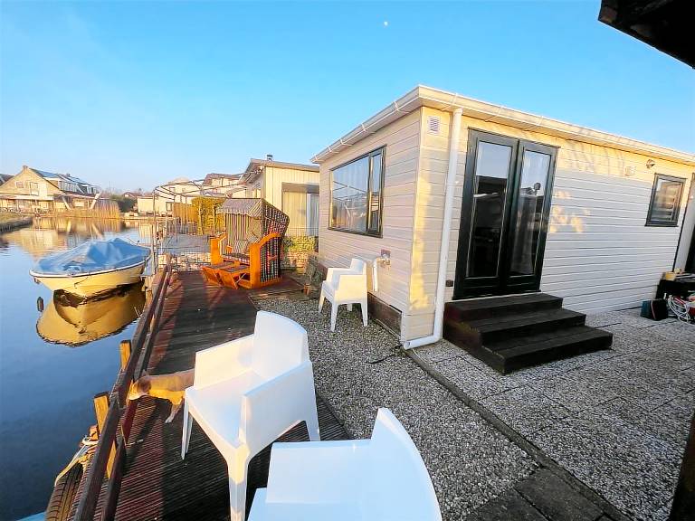 Chalet Welcome direkt am Wasser mit eigenem Steig