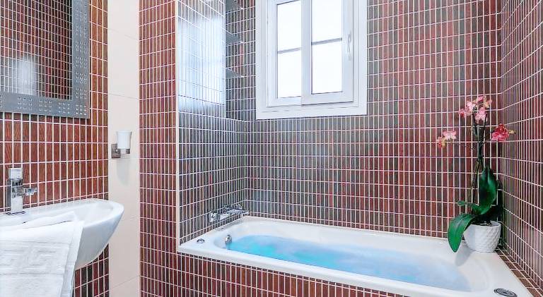 House with hot tub — photo 3