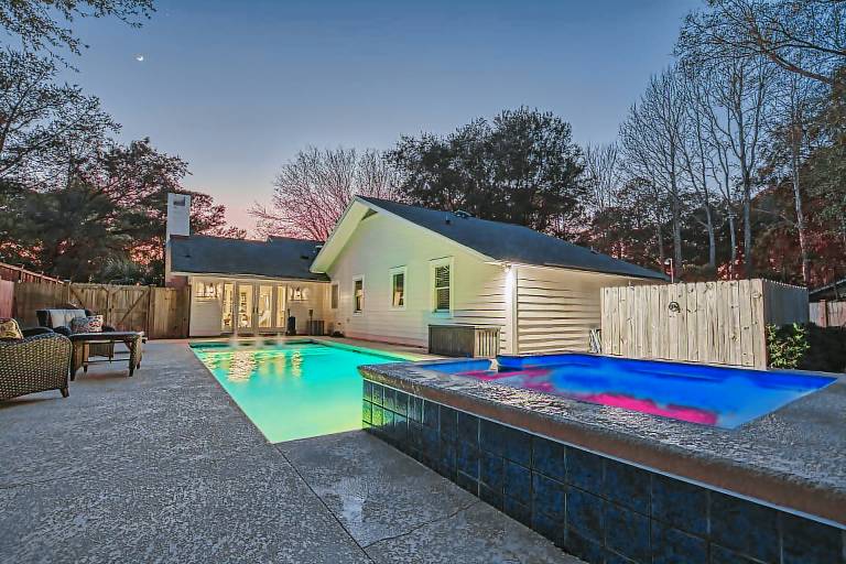 2-Min Walk to Beach, Free Pool and Spa Heat, Family & Dog-Friendly, Sleeps 17, Kids' Loft in Hilton Head Island, SC