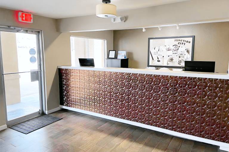 Deluxe Inn & Suites — photo 5