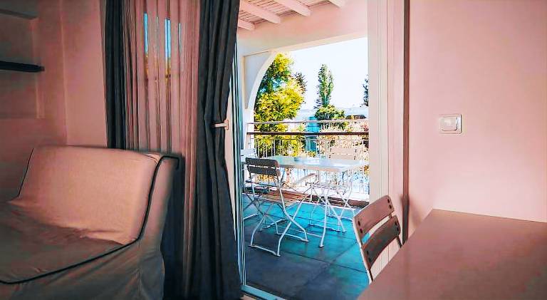 Serviced apartment with yard, pool & patio — photo 5