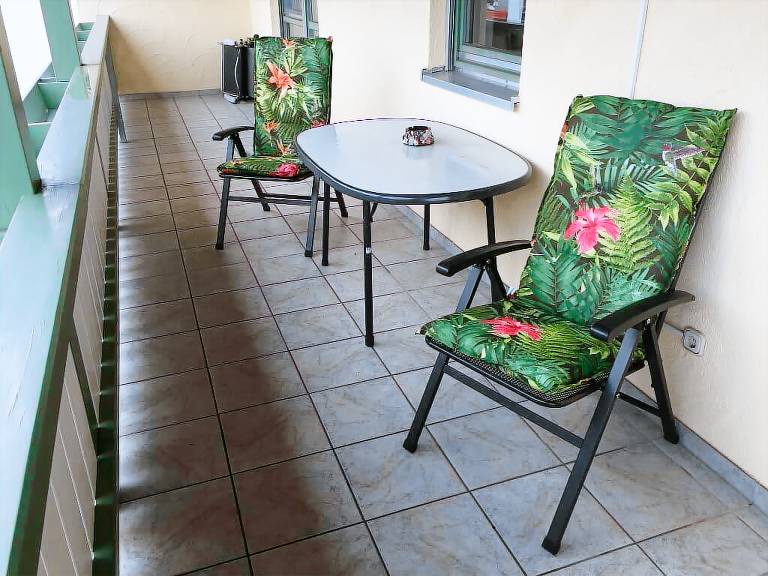 Holiday apartment with patio & garden — photo 2