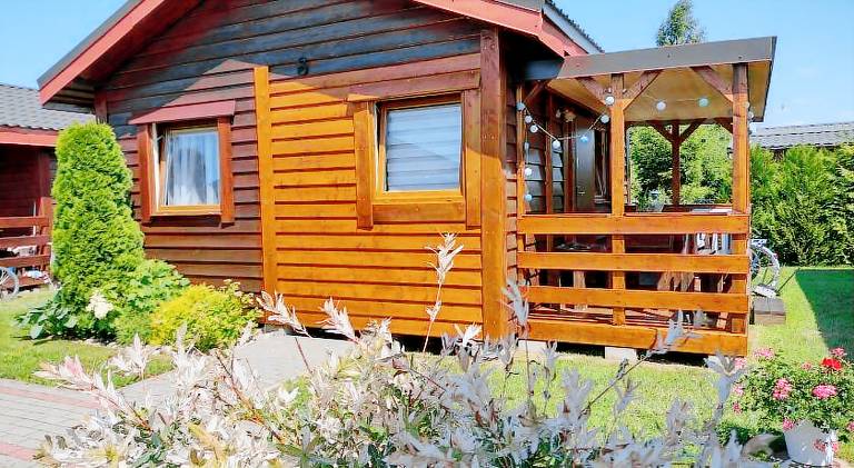 Lodge with patio, barbecue & garden in Darlowo
