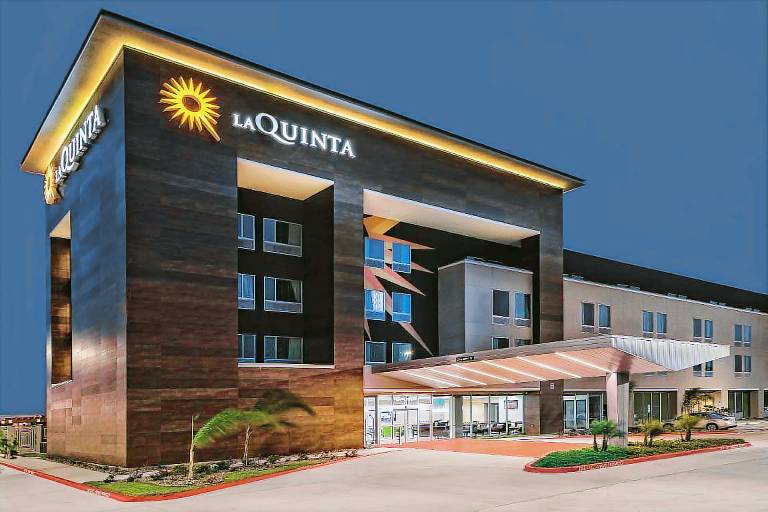 La Quinta Inn & Suites by Wyndham McAllen Convention Center — photo 2