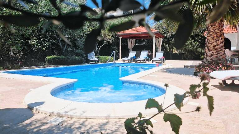 Family-friendly vacation home with garden, hot tub & private pool | Mountain view | Dogs allowed — photo 2