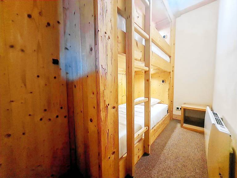 Holiday apartment with patio & yard | Mountain view — photo 3