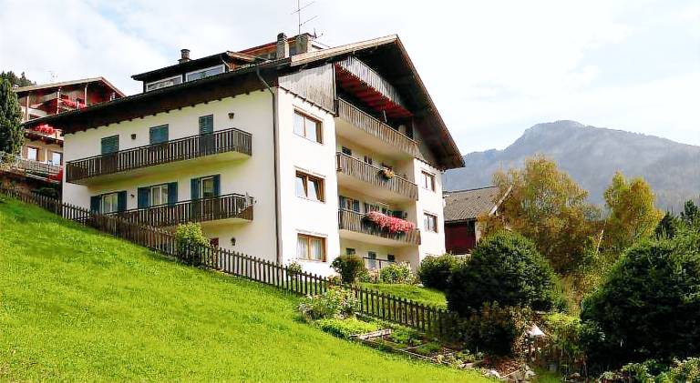 Serviced apartment with yard & terrace in Ortisei