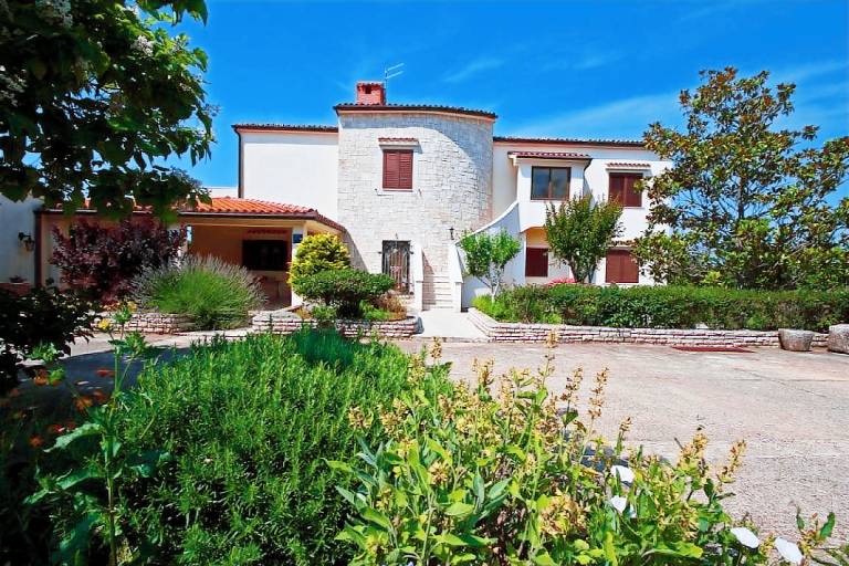 Rental apartment with patio in Medulin