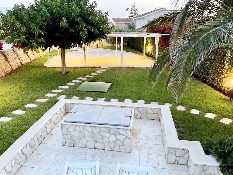Family-friendly villa with yard, BBQ & patio | Beach nearby | Dogs allowed — photo 5