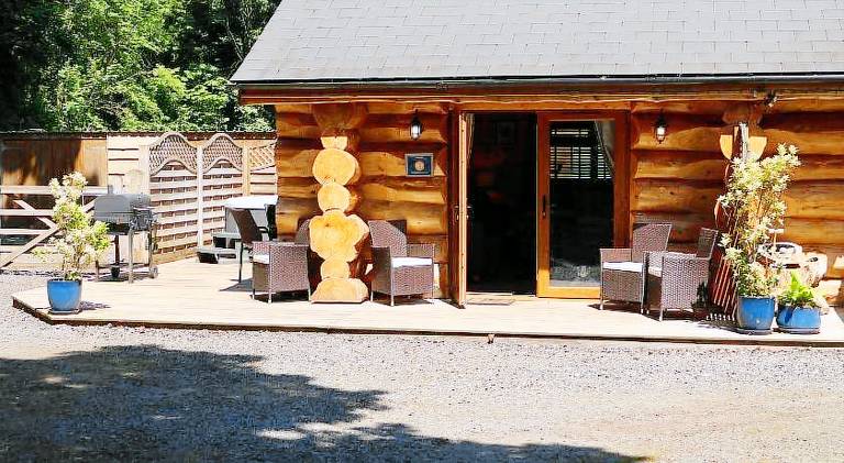 Lodge with yard, hot tub & grill — photo 5