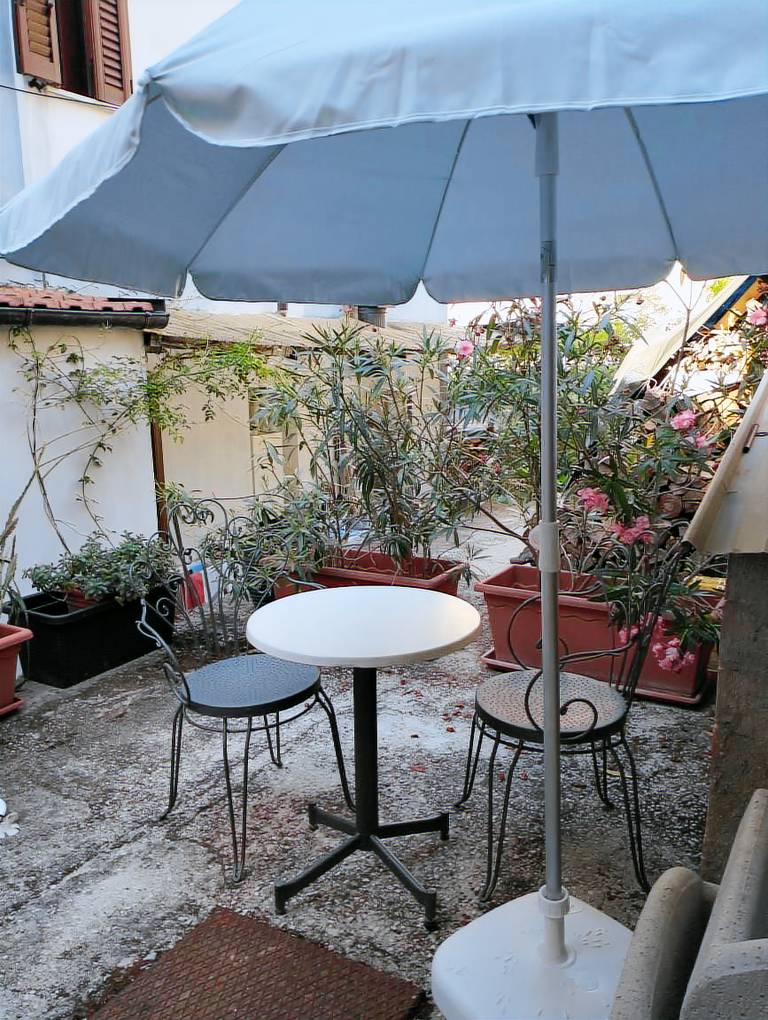 House with grill — photo 2