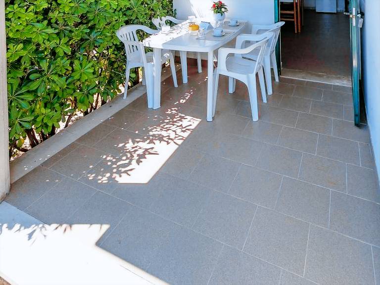 Bungalow with pool — photo 4