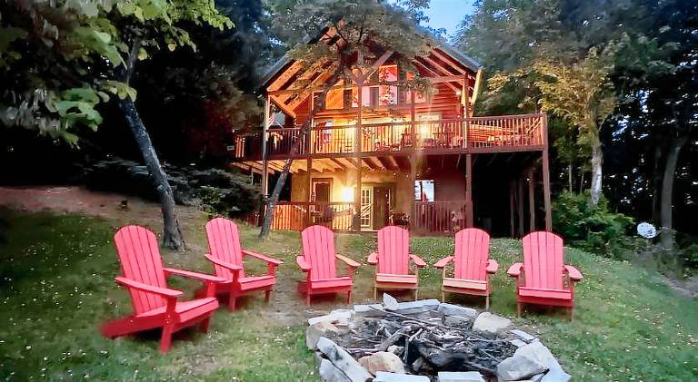 Thistle Britches, Secluded Mountain Cabin with Stunning Mountain Views, 1 Acre Next to Dollywood, Ho in Pigeon Forge, TN