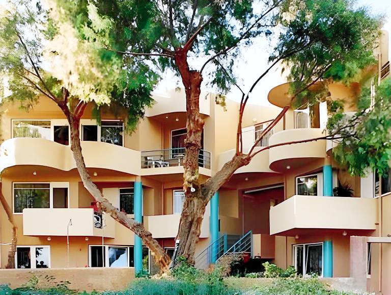 Rental apartment with pool, garden & terrace in Chania