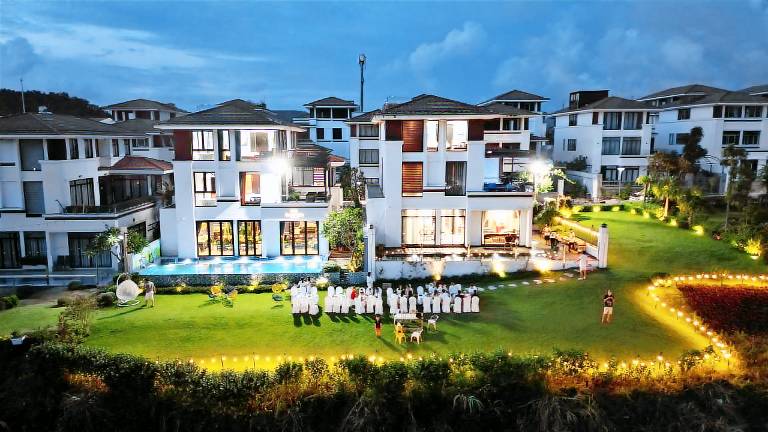 Pleasant villa with BBQ, jacuzzi & pool | Water view | Good for workation | Pets allowed in Ha Long