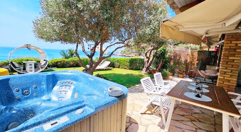 Pleasant villa with jacuzzi & pool | Beach nearby | Pets allowed — photo 3