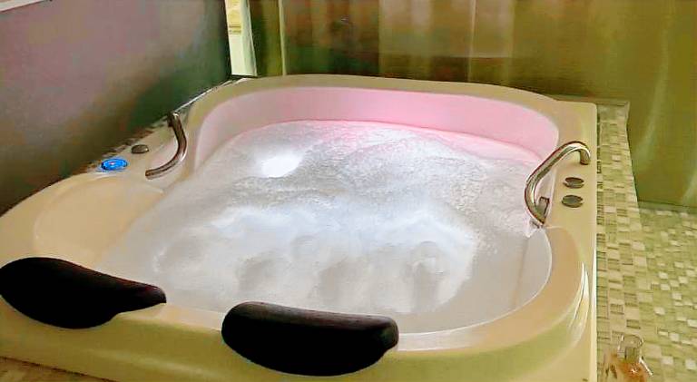 Vacation home with jacuzzi & pool — photo 5