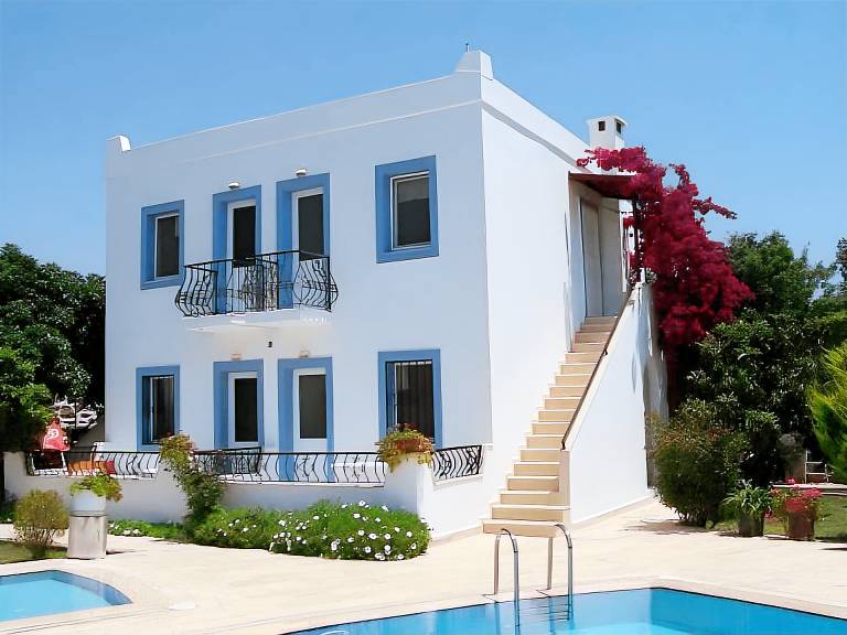 Serviced apartment with garden, patio & pool in Mugla